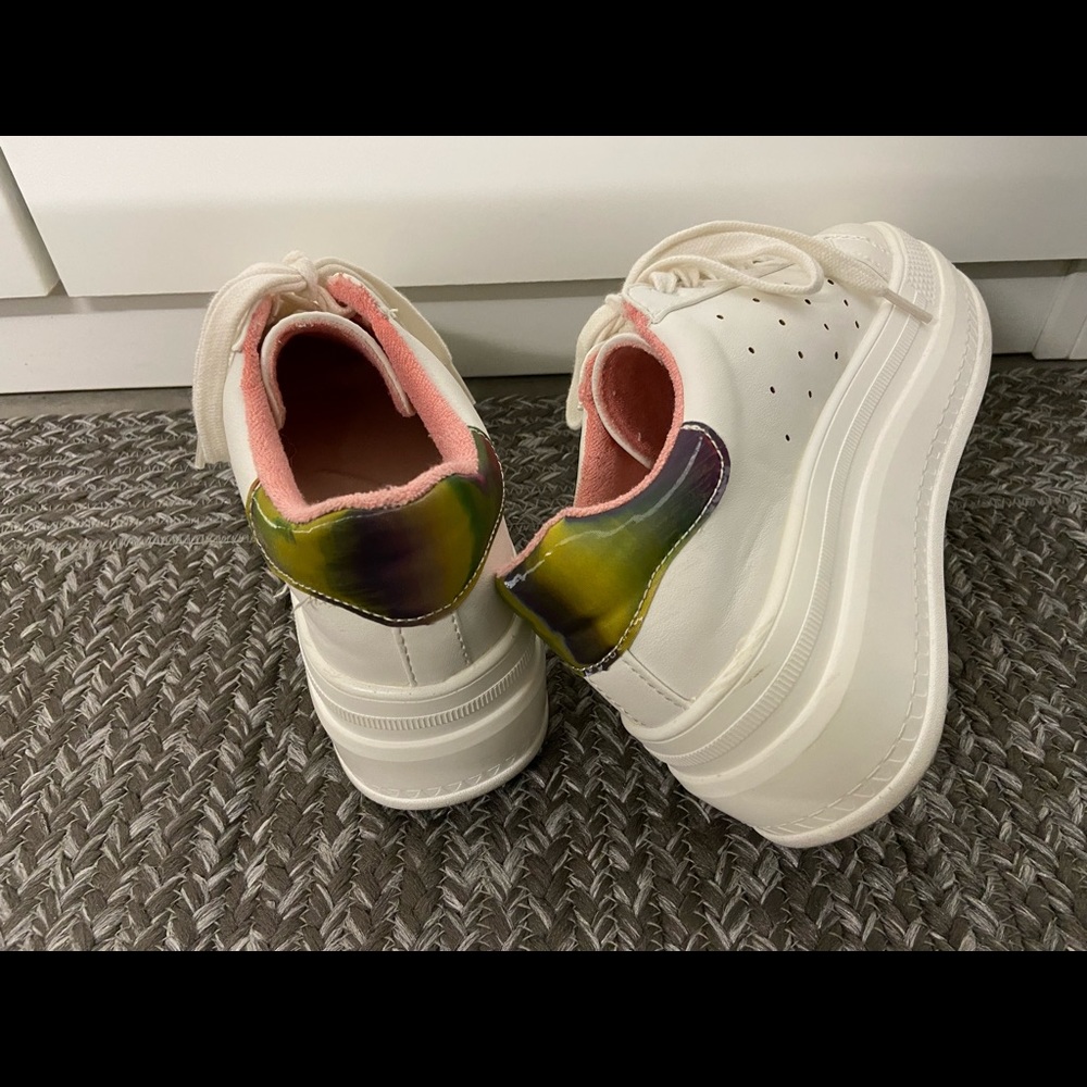 Madden Girl
Cheer Flatform Sneakers. Size 6.5M